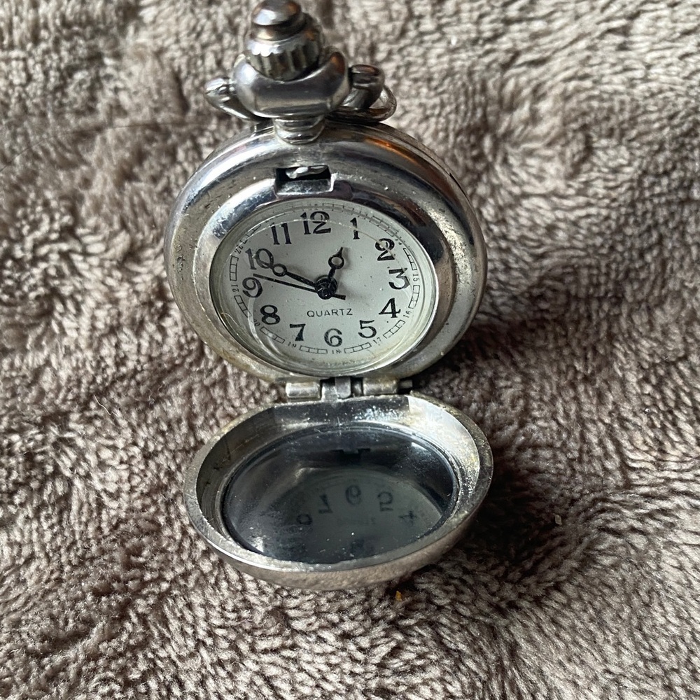 Y2K Hello Kitty Pocket Watch - Picture 2 of 3